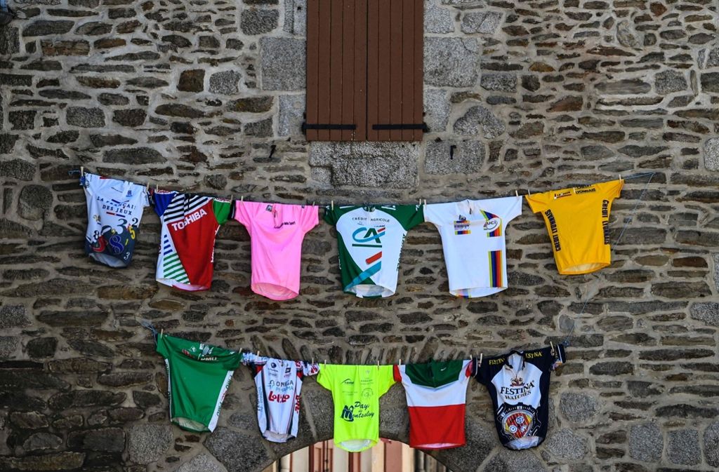 In Montauban haben Fans Trikots an einer Wäscheleine aufgehängt.
