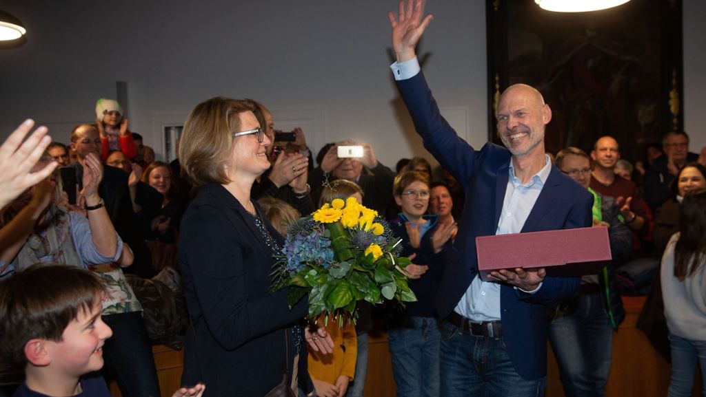  Kirchheim bekommt einen neuen Oberbürgermeister. Pascal Bader versammelt einen Großteil der Wählerschaft hinter sich. Mit einem deutlichen Vorsprung vor Amtsinhaberin Angelika Matt-Heidecker entscheidet der Herausforderer aus dem Stand die Wahl für sich. 
