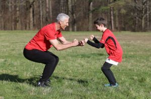 Dieter Bubeck (li.) und sein Sohn Nils trainieren ihr Gleichgewicht. Foto: Baumann