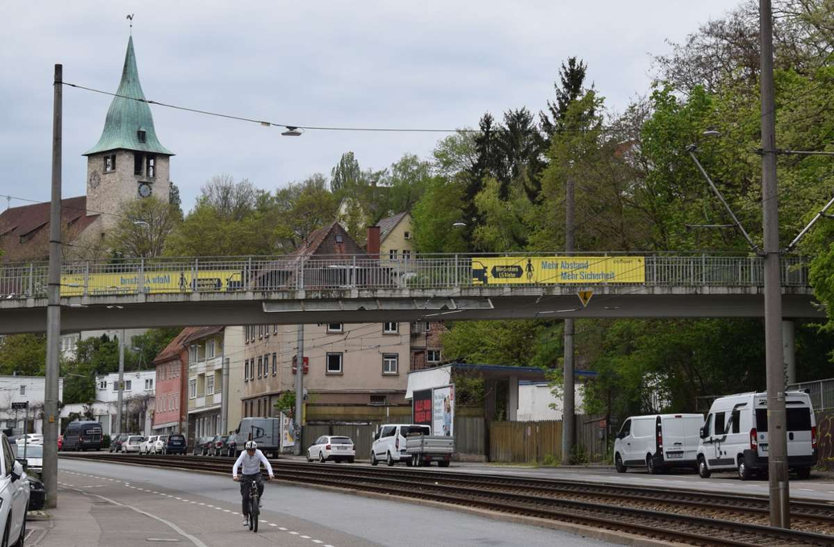 Die großen Banner an der Brücke werben für mehr Abstand beim Überholen. Foto: A. Kratz