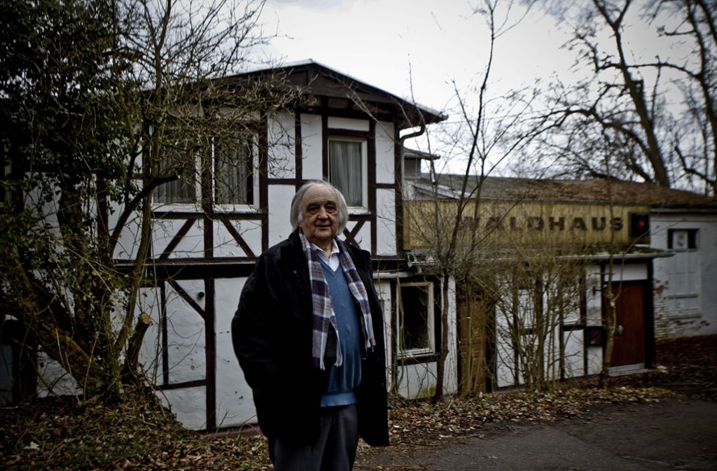 Wirt Günter Lemme vor zehn Jahren vor dem Waldhaus, in dem er 48 Jahre lang gearbeitet hat.