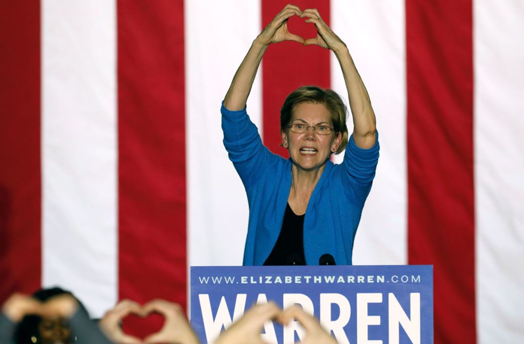 Eine herbe Niederlage musste die Senatorin Elizabeth Warren (70) einstecken: Sie kommt selbst in ihrer Heimat Massachusetts lediglich auf Platz drei. Die Wall-Street-Kritikerin mit dem Ziel einer sozialeren Wirtschaftspolitik repräsentiert den Bundesstaat im Washingtoner Senat. Warren hat aber angekündigt, bis zum Nominierungsparteitag der Demokraten im Sommer im Rennen zu bleiben.