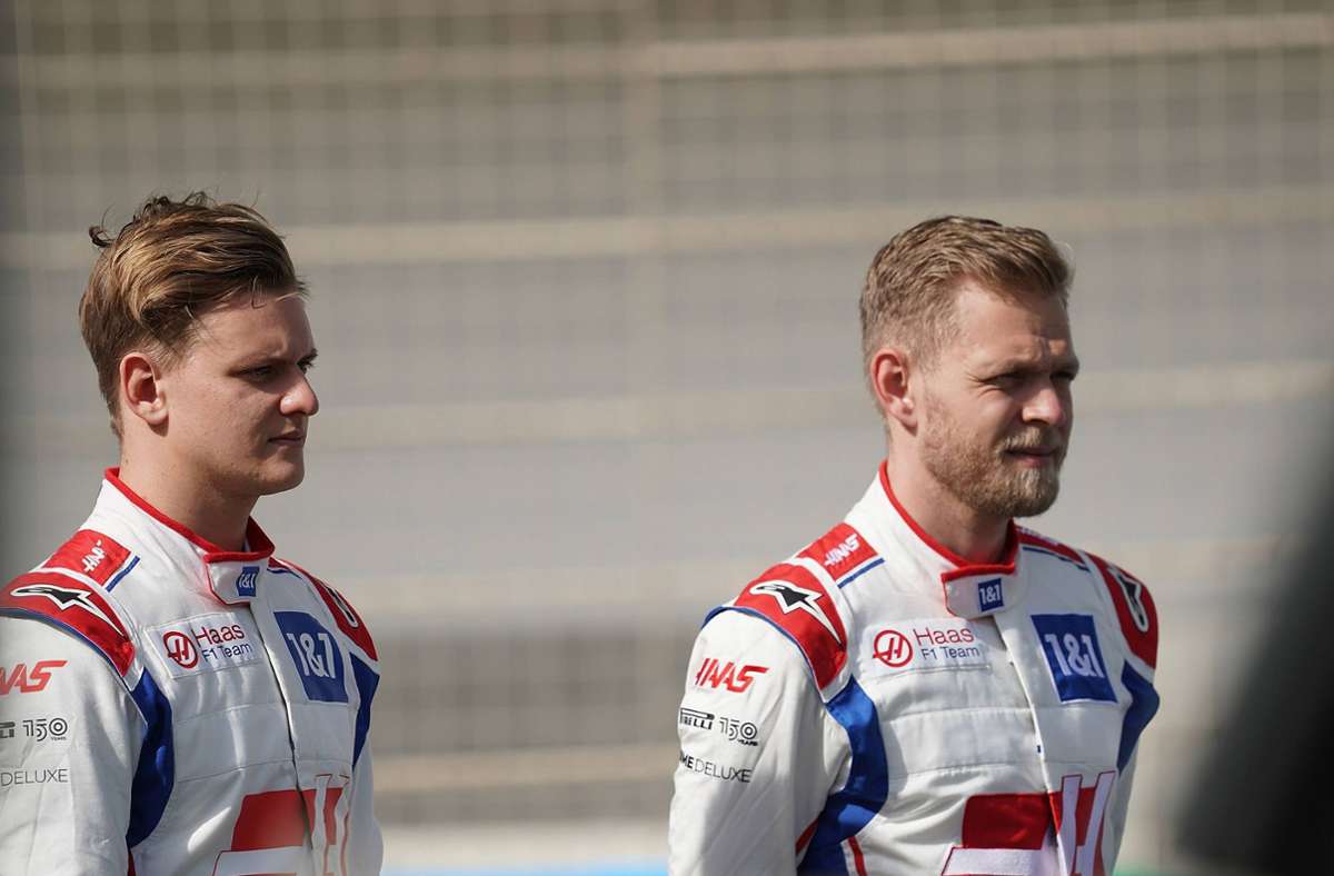 Mick Schumacher (links) mit seinem neuen Teamkollegen Kevin Magnussen, der für den russischen F1-Piloten Nikita Masepin ins Team gerückt war.