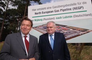 Seit vielen Jahren Seit an Seit: Altkanzler Schröder, Nord-Stream-Chef Warnig (rechts) Foto: dpa/Stefan Sauer