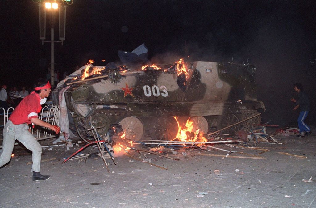 Zahlreiche Panzer gehen in Flammen auf. Die Armee schießt in die Menge, aus Rache lyncht die Menge mehrere Soldaten.