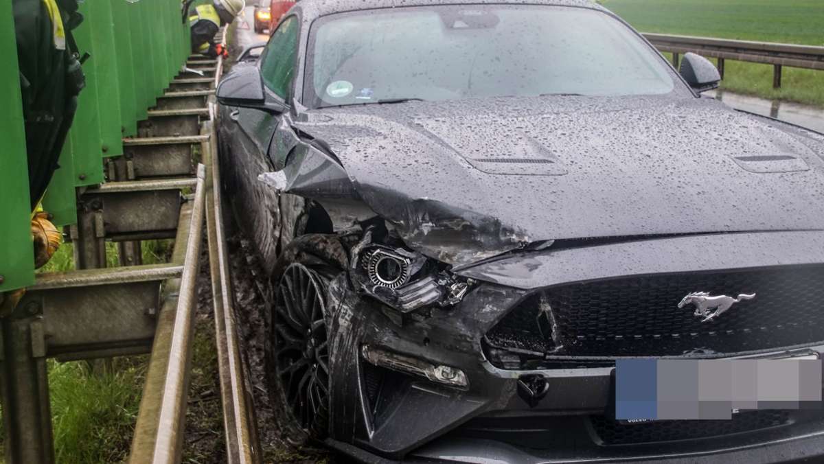 Unfall auf der K 1015 bei Renningen: Mustang-Fahrer prallt gegen Leitplanke