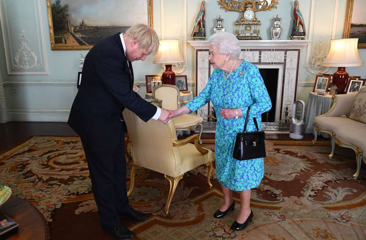 70 Jahren lang ist die Queen Chefin der „Firma“, wie das Unternehmen Monarchie im Buckingham Palace genannt wird. 15 Premierminister haben ihr gedient, die allesamt davon schwärmen, wie gut die Monarchin über alle aktuellen politischen Fragen informiert ist.