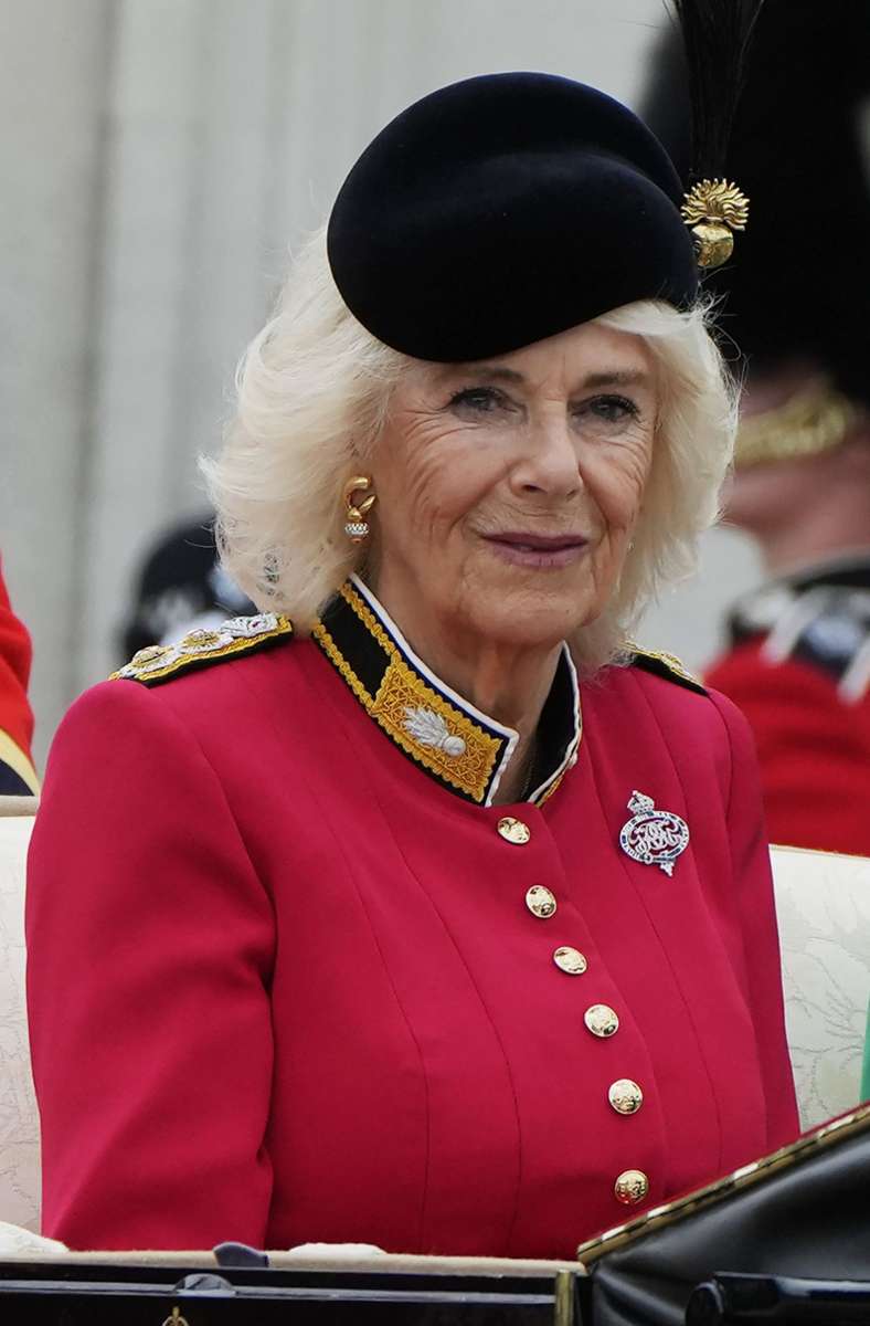 Die Königin trug einen Hut, der von den Bärenfellmützen der Soldaten inspiriert ist.
