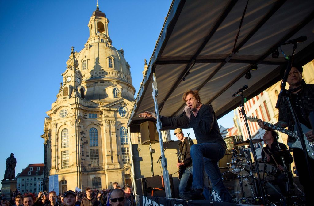 Campino und die Toten Hosen spielten Ende März vor der Frauenkirche in Dresden bei einer Anti-Pegida-Demo.