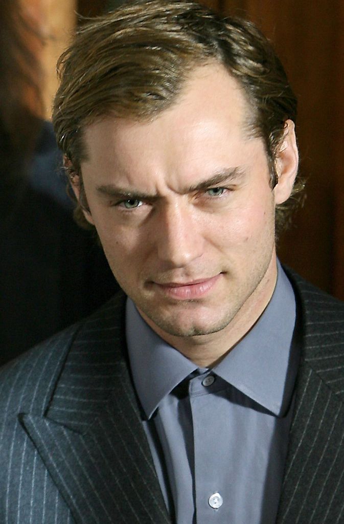 Der Schauspieler Jude Law (44) schlug 2009 einer Fotografin ins Gesicht, weil die Frau ihn beim Verlassen einer Bar ablichten wollte.