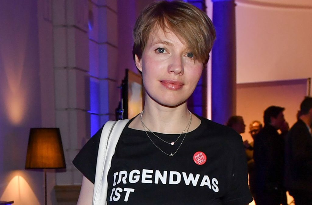 Die Schauspielerin Anna Brüggemann wirbt während der Berlinale in T-Shirt und mit dem Sticker „#Nobodysdoll“ für ein anderes Frauenbild auf roten Teppichen