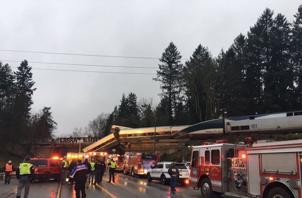 Ein Personenzug ist südlich der Stadt Seattle aus den Gleisen gesprungen ...