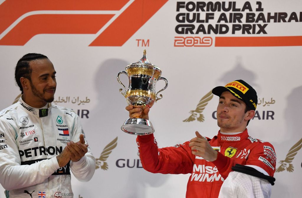 Zwar hat Lewis Hamilton (li.) den Großen Preis von Bahrain gewonnen, doch der heimliche Sieger war Charles Leclerc, der von einem technischen Defekt beim Ferrari gebremst worden war.