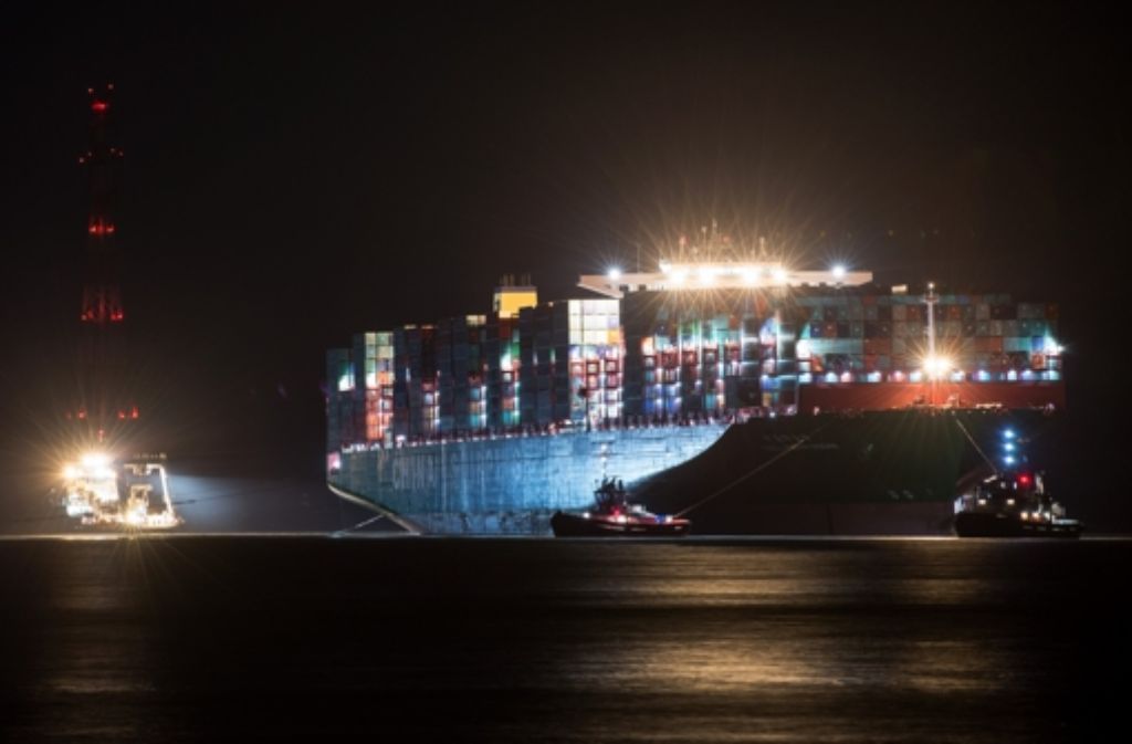 Mehrere Schlepper haben an dem Containerfrachter „CSCL Indian Ocean“ der Reederei China Shipping Lines festgemacht und warten auf den günstigsten Zeitpunkt, um den Riesen wieder in das Fahrwasser der Elbe vor Grünendeich bei Stade (Niedersachsen) zu ziehen.