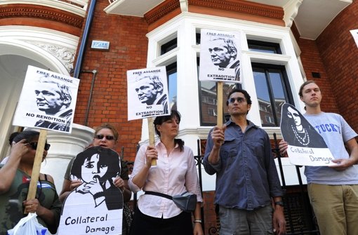 Vor der Botschaft Ecuadors versammeln sich ein paar Assange-Fans. Foto: dpa