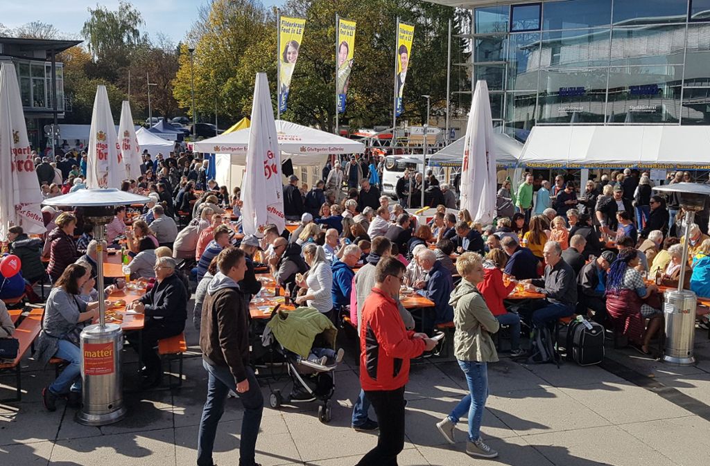 Am Sonntagmittag haben viele Krautfest-Besucher an den Biertischgarnituren auf dem Neuen Markt in Leinfelden Platz genommen.