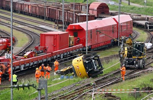 Der Schienenbagger blieb neben dem Gleisbett liegen. Foto: KS-Images.de /Andreas Rometsch