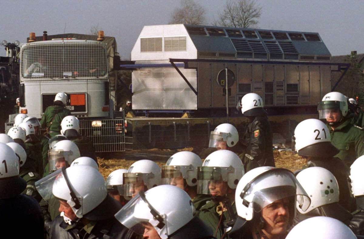 1995: Die ersten Castor-Transporte aus den Wiederaufbereitungsanlagen in Sellafield (Großbritannien) und La Hague (Frankreich) nach Gorleben finden statt. Sie werden meist von Protesten begleitet. Das Foto von 1997 zeigt einen Castor-Behälter im Verladebahnhof in Dannenberg.