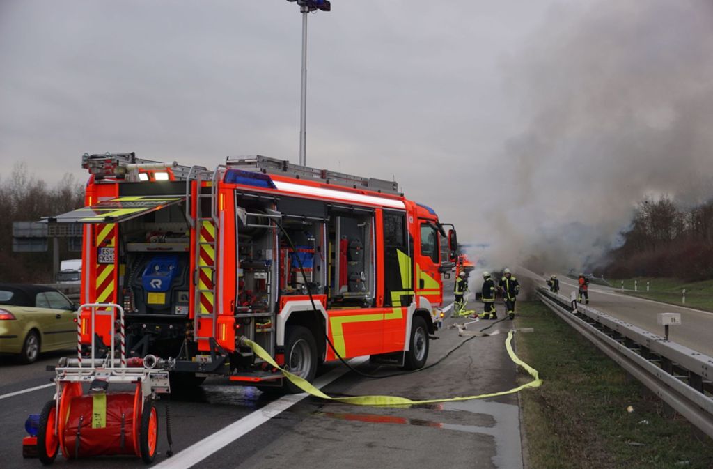 Auf der Autobahn 8 bei Wendlingen (Kreis Esslingen) ist ein Fiat-Transporter in Flammen aufgegangen.