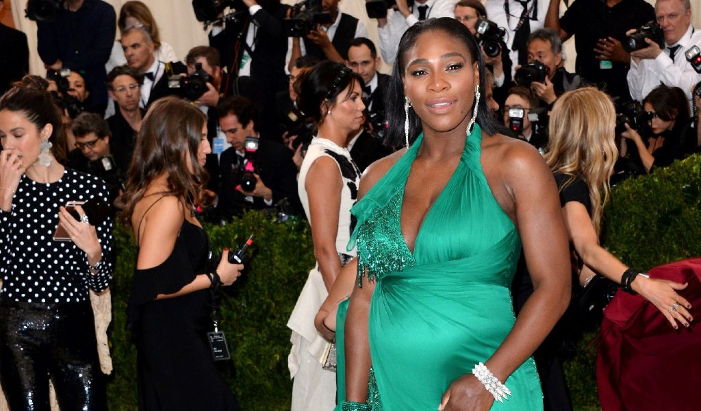 Tennis-Star Serena Williams zeigt stolz ihren Babybauch auf der Met-Gala.