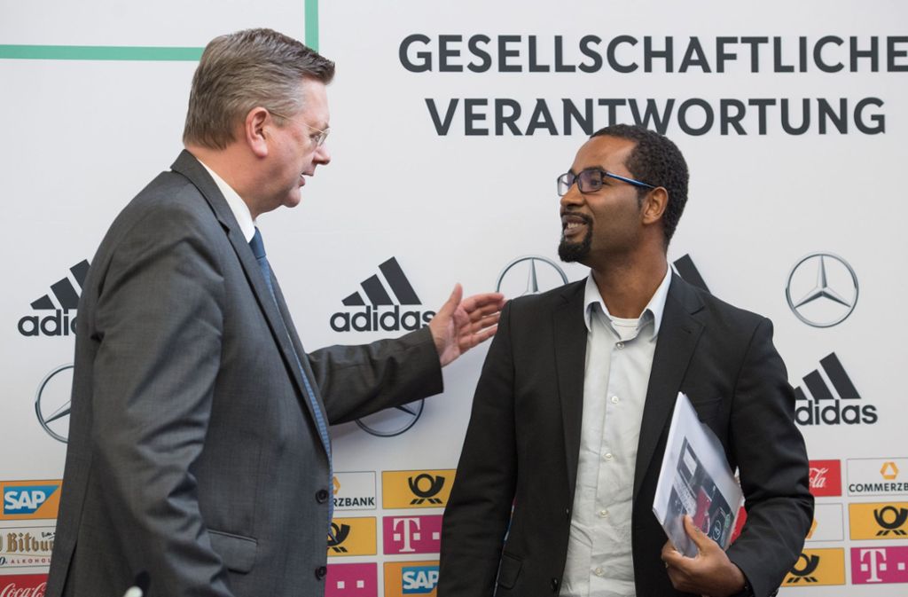 Cacau ist seit 2010 einer der Integrationsbotschafter des Deutschen Fußball-Bunds. 2016 wurde er zum Integrationsbeauftragten des DFB ernannt.