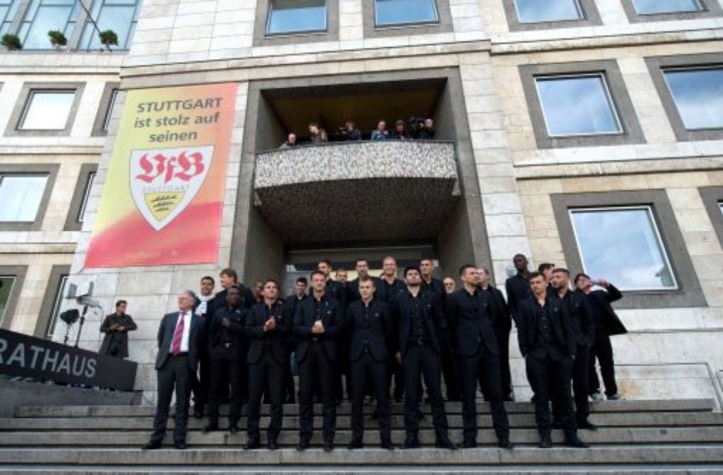 Einen Tag nach ihrer Niederlage im DFB-Pokal sind die Spieler des VfB Stuttgart im Rathaus ihrer Heimatstadt empfangen worden. Oberbürgermeister Fritz Kuhn (Grüne) hatte trotz der Niederlage viel Lob für den VfB parat.  Foto: dpa