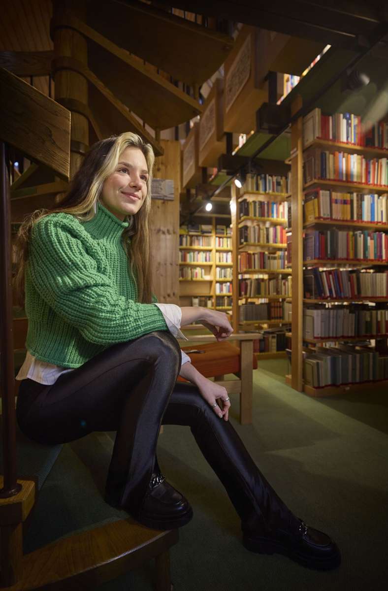 Kira Geiss in der Bibliothek der Missionsschule in Unterweissach
