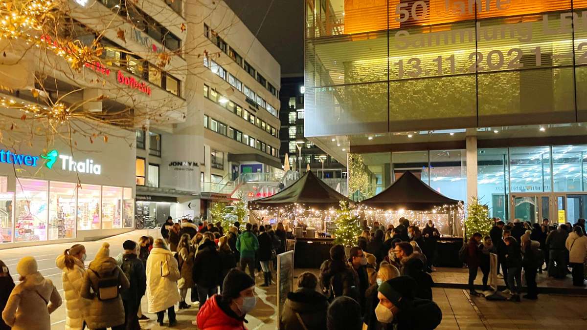 Schlossplatz in Stuttgart: Auch ohne Weihnachtsmarkt ist der  Glühwein  ein Verkaufshit