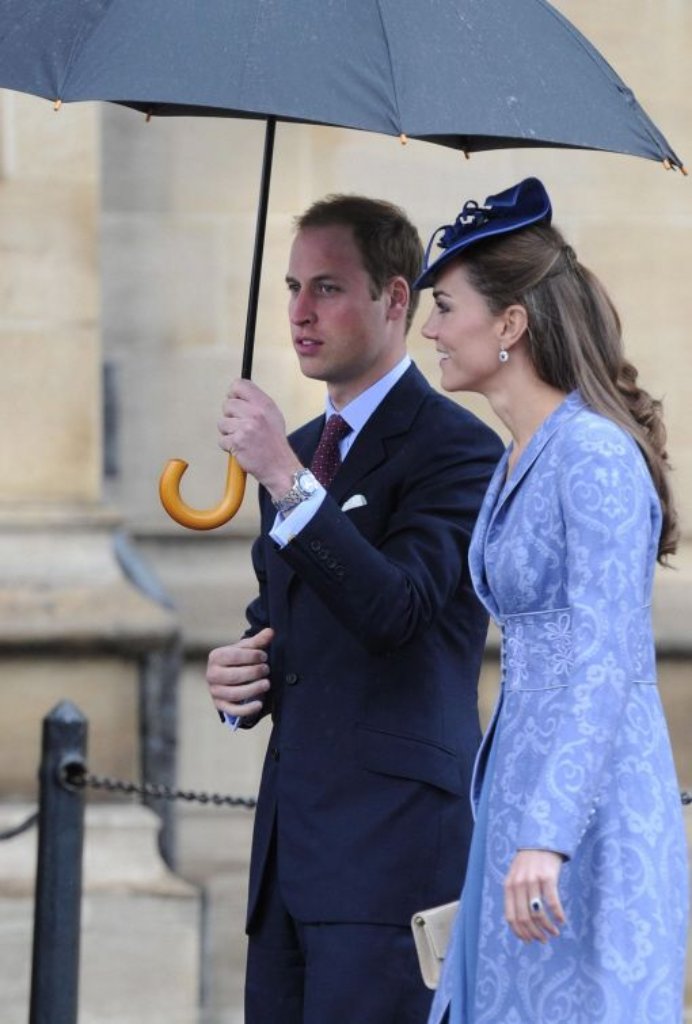 Gemeinsam unter einem Schirm: Kate und William am 12. Juni auf dem Weg in die St. Georges Chapel, wo die Feierlichkeiten zum 90. Geburtstag des Duke of Edinburgh stattfinden.