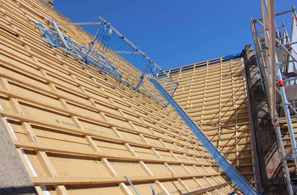 Für das neue Dach der Pauluskirche werden 11 000  Ziegel gebraucht. Foto: Bernd Zeyer