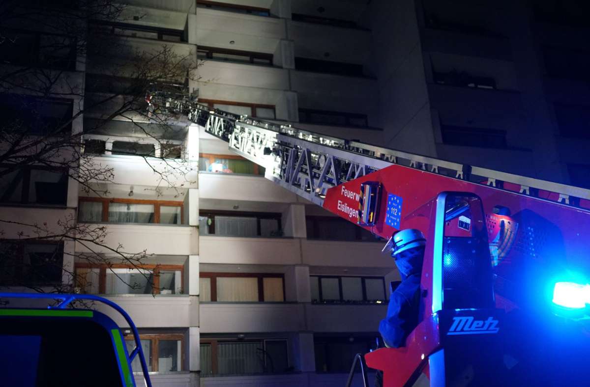 Die Feuerwehr löschte den Brand und brach mehrere Wohnungstüren auf, um nach Verletzten zu suchen.