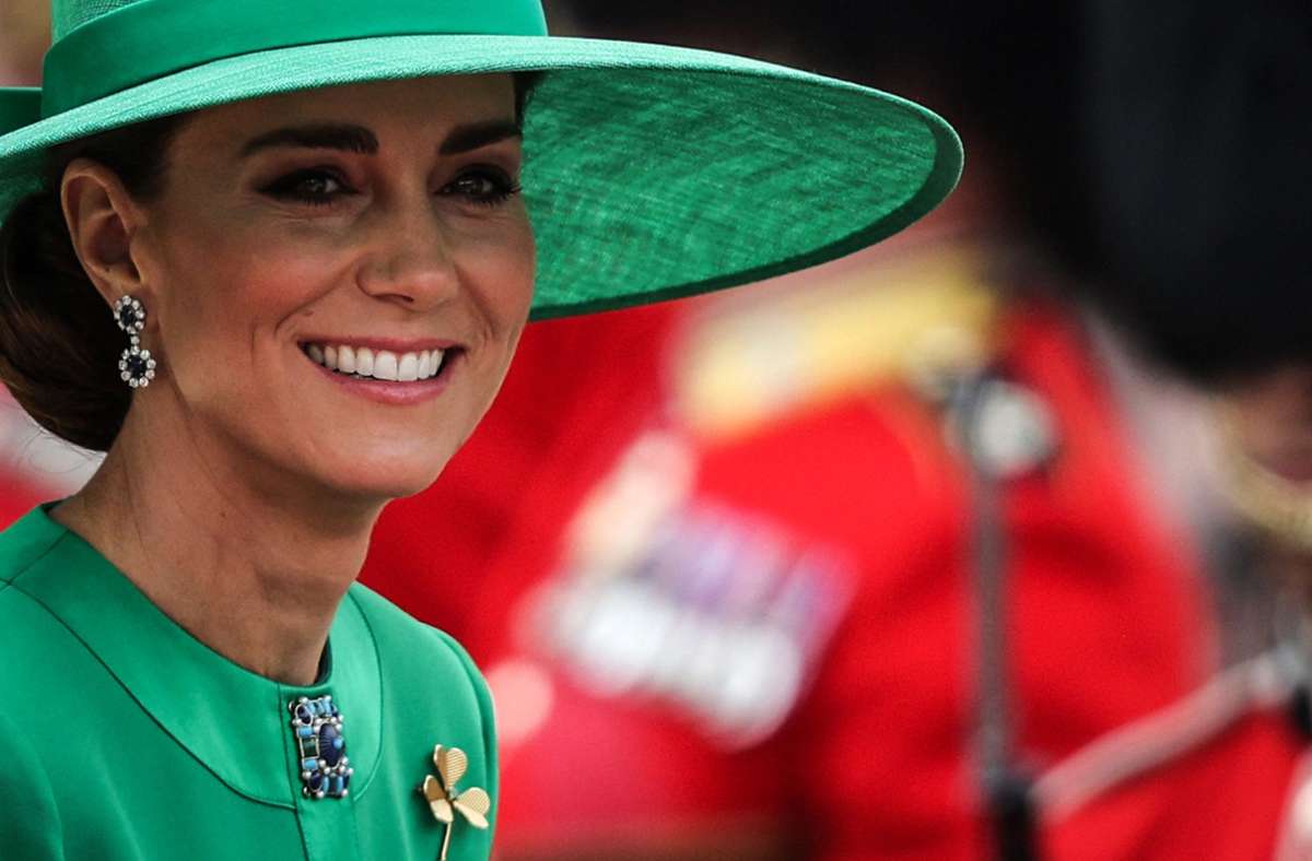 Kate trug grün – als Zeichen an die „Irish Guards“, deren Colonel sie seit kurzem ist.