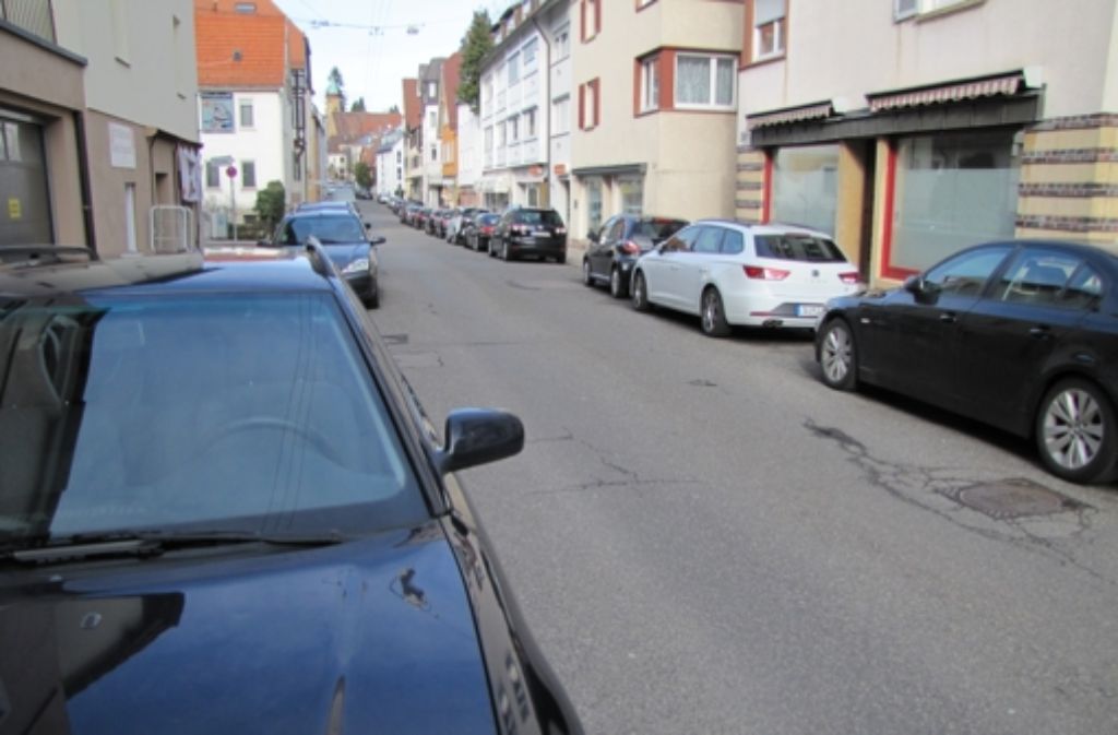 Die Karl-Pfaff-Straße ist ein enges Anwohnersträßchen. Vor lauter Autos platzt es aber aus allen Nähten.