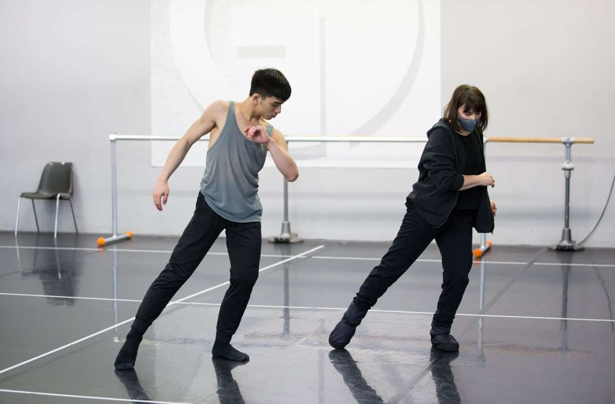 Anita Hanke erarbeitet ihr Solo mit Shawn Wu im Studio von Gauthier Dance am Löwentor.