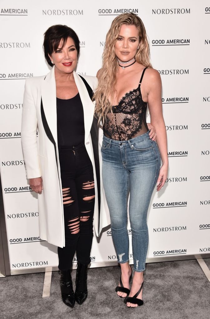 Mutter und Managerin Kris Jenner (links) ist auch vor Ort bei der Präsentation gewesen, um ihre Tochter zu unterstützen.
