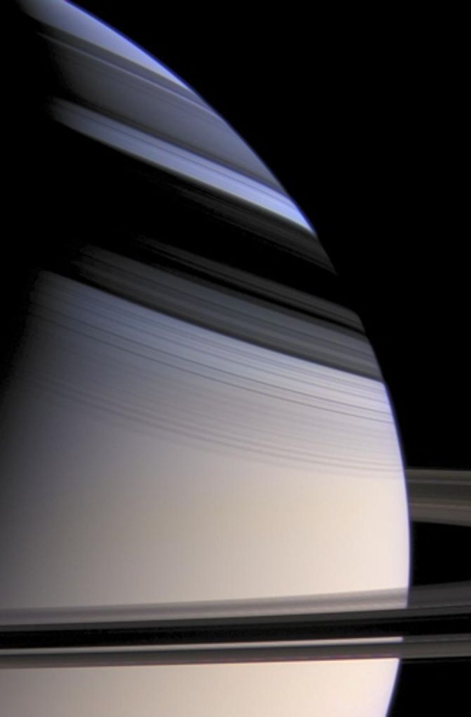 Die Ringe des Saturn werfen auch Schatten auf den großen Gasplaneten. Die Farbe entspricht dem, was man mit bloßem Auge sehen würde. Allerdings ist das Bild aufgehellt, denn die Sonne leuchtet in dieser Entfernung nicht mehr so stark.