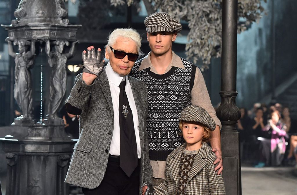 Karl Lagerfeld im Jahr 2015 mit seiner ehemaligen Muse, dem französischen Model Baptiste Giabiconi (Mitte), sowie seinem Patensohn Hudson Kroenig bei einer Chanel-Schau in Rom.