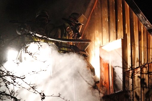 In der Nacht zum Samstag ist in Nürtingen ein Haus in Flammen aufgegangen, in dem ein 42-Jähriger Anfang Oktober seine Mutter mit einer Axt erschlagen haben soll. Foto: 7aktuell.de | Daniel Jüptner