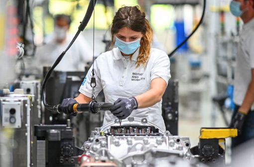 Eine Monteurin arbeitet beim Automobilzulieferer ZF am automatisierten Lkw-Getriebe Traxon – die Friedrichshafener stecken jährlich Milliarden Euro  in Innovationen. Foto: dpa/Felix Kästle