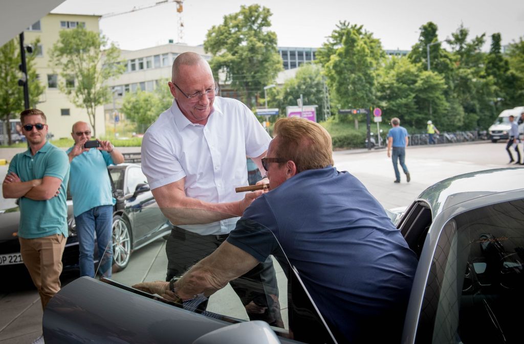 Porsche-Betriebsratschef Uwe Hück begrüßt Superstar Arnold Schwarzenegger