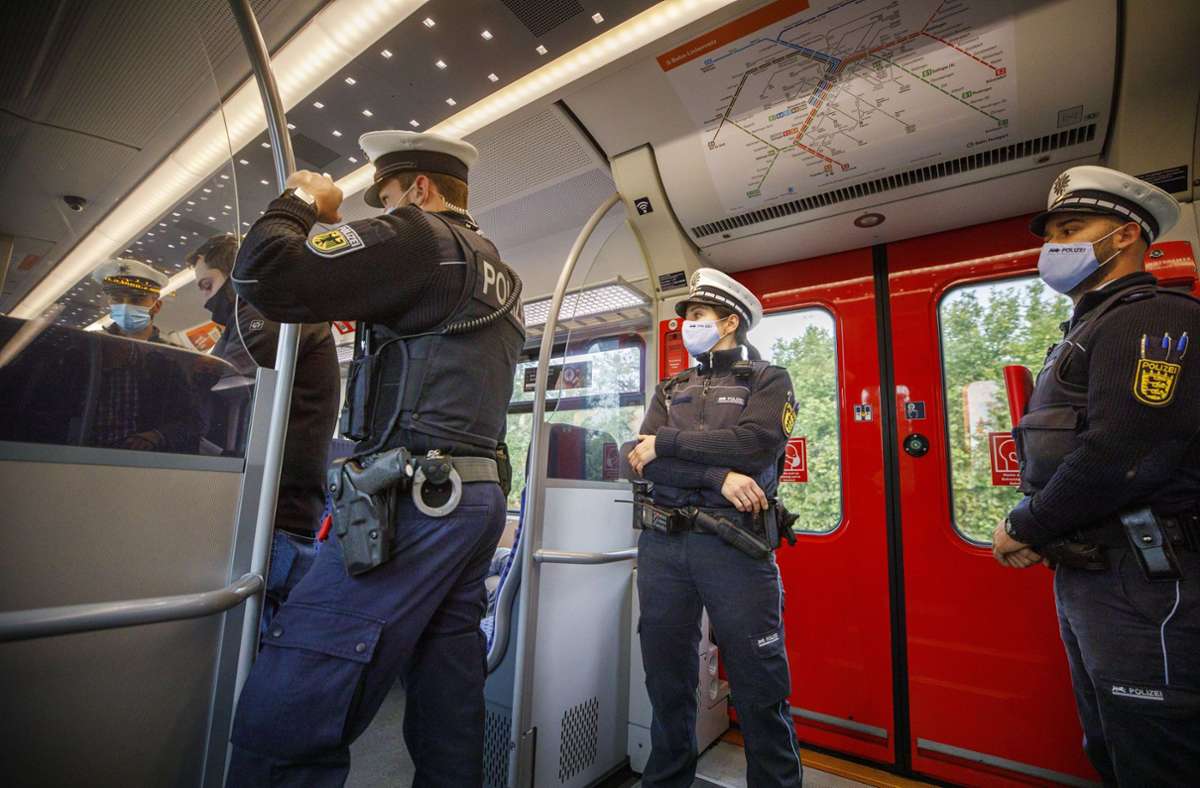 Polizisten kontrollieren im September 2020, ob die Maskenpflicht in der S-Bahn eingehalten wird.