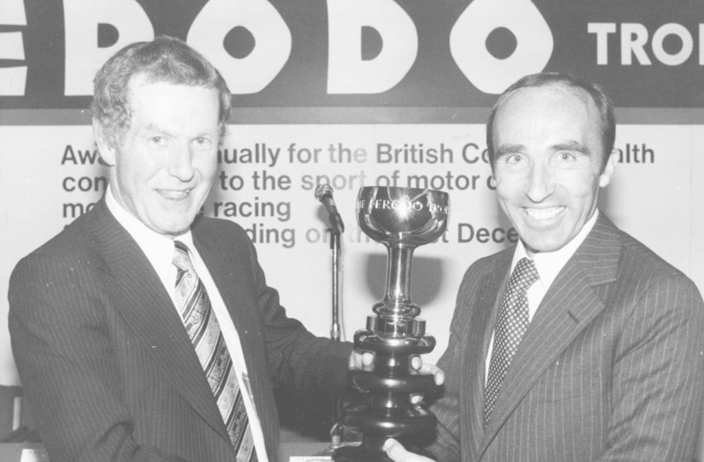 Frank Williams (rechts) bekommt 1979 den Ferodo-Trophy-Pokal überreicht, das ist die Auszeichnung eines Bremsbelagherstellers, und er freut sich darüber.