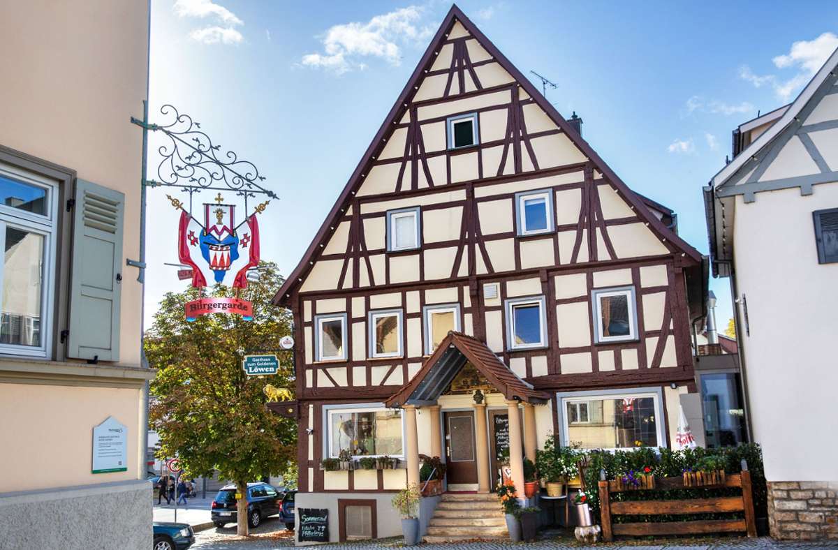 Der Goldene Löwen ist eines der attraktivsten Fachwerkhäuser der Gemeinde Neuhausen. Gegenüber das Domizil der Bürgergarde.
