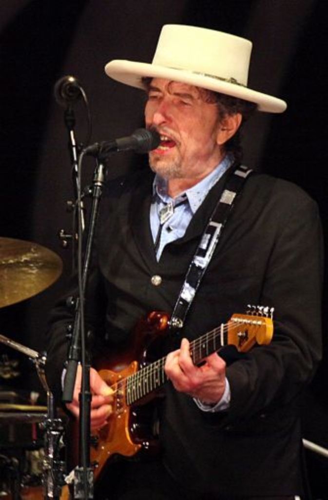 Die Gitarre hält er wie ein Rechtshänder. Doch Bob Dylan schreibt mit der linken Hand.
