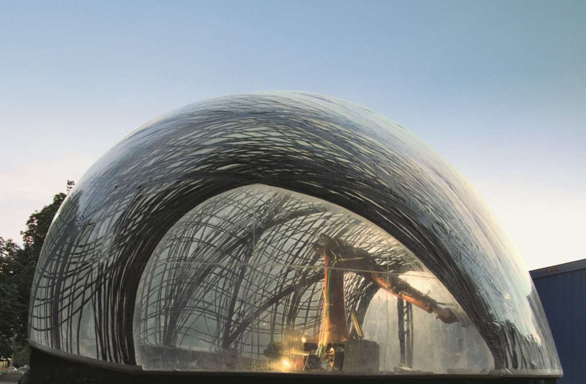 Für den Pavillon 2014/15 wurde das Netzbauverhalten von Wasserspinnen untersucht. Die Kombination aus filigraner Faserstruktur und transparenter Hülle ergibt eine starke räumliche Wirkung.