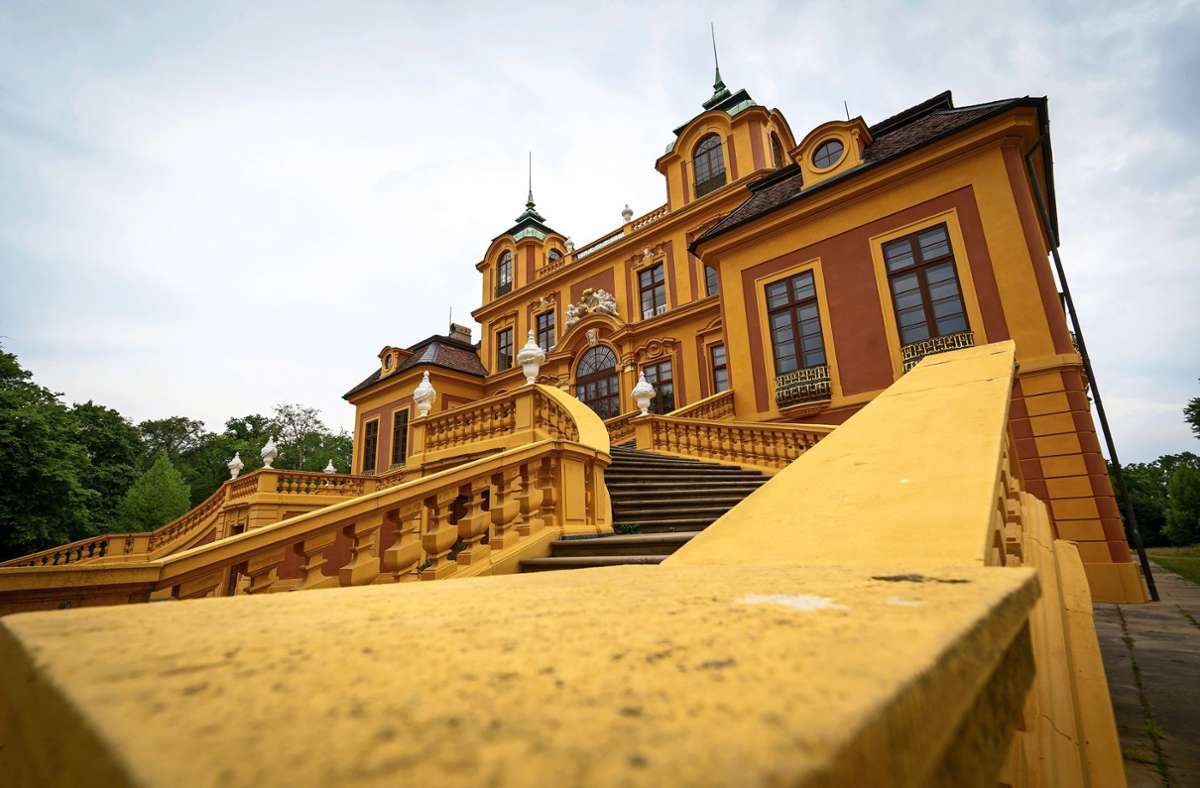 Ruhig gelegen wirkt das Schloss Favorite mit seiner Freitreppe im Vergleich zum publikumsintensiven Residenzschloss.