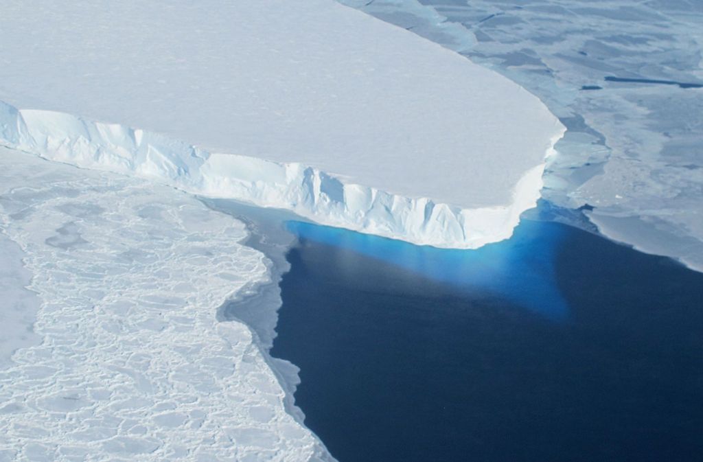 Der Thwaites-Gletscher ist ein gewaltiger Gletscher im westantarktischen Marie-Byrd-Land. Er fließt rund 50 Kilometer östlich des Mount Murphy zur Amundsen-See, in die er in Form einer über 160 Kilometer langen und 30 Kilometer breiten Gletscherzunge mündet.