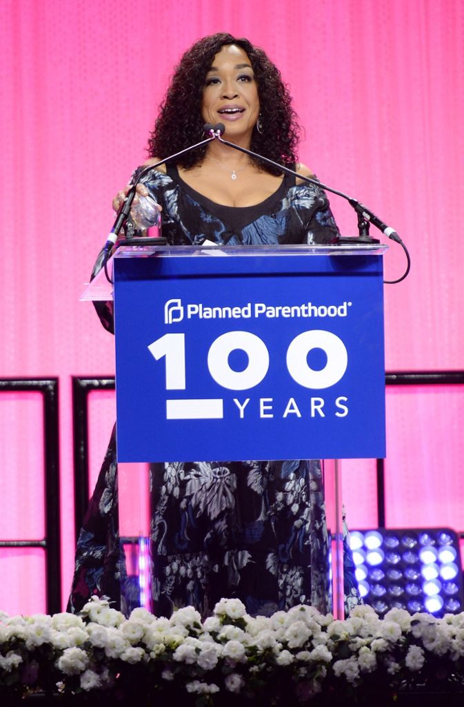 Eine weitere Befürworterin von Planned Parenthood ist Drehbuchautorin Shonda Rhimes. Auch Sie trat bei der Gala vor das Publikum ...
