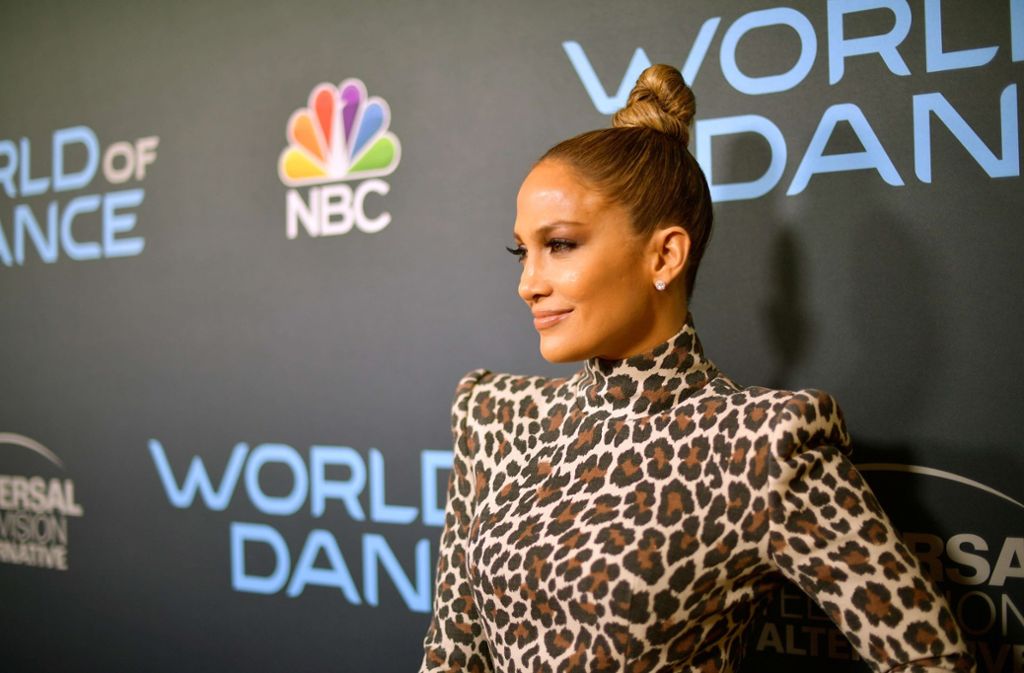 Jennifer Lopez trug ein Kleid von Sergio Hudson im Leoparden-Look.