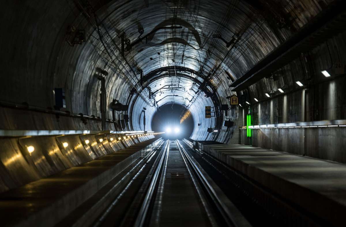 Der längste Eisenbahntunnel der Welt: Das ist der 2016 eröffnete Gotthard-Basistunnel, mit einer Länge von 57 Kilometern. Autos und Lastwagen werden auf die Schiene gebracht. Personenzüge rauschen teils mit 200 Kilometern in der Stunde hindurch, die Fahrt dauert keine 20 Minuten.